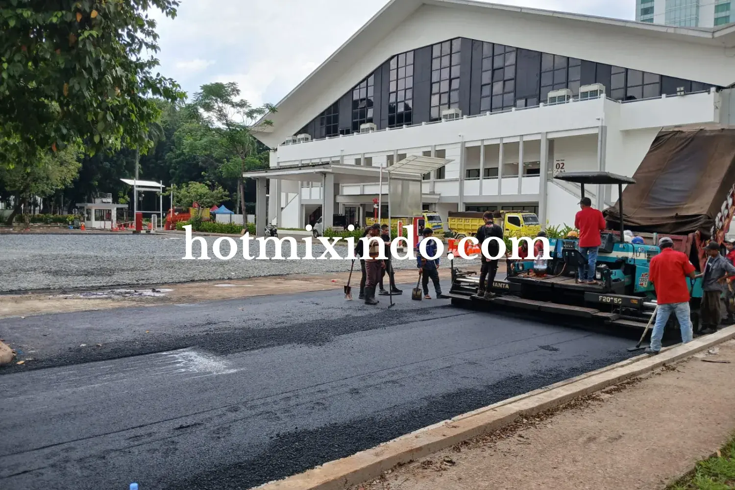 Proses penghamparan aspal hotmix mesin finisher di Cilegon